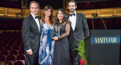 De izq. a dcha.: Javier Pascual del Olmo, presidente de Condé Nast, las actrices Penélope Cruz, Salma Hayek y Alberto Moreno, director de 'Vanity Fair'.