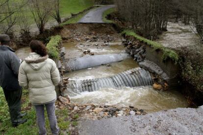 La carretera entre A Lastra y Fonteo, dañada por las lluvias ayer a la altura de Baleira (Lugo).