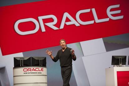 Fortuna: 57.900 millones de dólares (según Forbes). Larry Ellison es el fundador y principal accionista de Oracle. Nacido en el Bronx (Nueva York) en 1944, se ha casado cuatro veces y es padre de dos hijos de su tercer matrimonio. Creó la empresa como un sistema de bases de datos en 1977 junto a dos socios. Aunque fuera de Estados Unidos sea menos conocido, junto a Bill Gates y Steve Jobs se le considera parte del trío de directivos y genios que llevaron la informática a los hogares y empresas. Además de ser el accionista mayoritario de este gigante del 'software' (del que dejó de ser director general en 2014), tiene acciones de varias empresas tecnológicas y es considerado algo extravagante por la ingente cantidad de casas, coches deportivos y propiedades de lujo que posee. Ha financiado diversos eventos deportivos. Actualmente vive en California y es un gran forofo del tenis y la vela. También ha realizado donaciones multimillonarias a la lucha contra el cáncer.