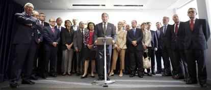 El presidente del Círculo de Empresarios, Javier Vega de Seoane (c), durante la presentación hoy de un documento sobre las consecuencias de la independencia en Cataluña.