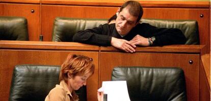 Josu Ternera, en un Pleno del Parlamento vasco en 2002.