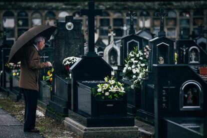 Un hombre visita una tumba en el cementerio de Boisaca, en Santiago de Compostela, este miércoles.