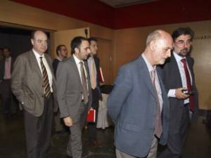 Representantes de las empresas adjudicatarias del servicio de limpieza viaria y jardinería de Madrid salen en un receso de la reunión con los sindicatos, antes de finalizar el plazo otorgado por la alcaldesa Ana Botella, que ha presentado una demanda contra las compañías y ha encargado a la empresa pública Tragsa los servicios mínimos de limpieza.