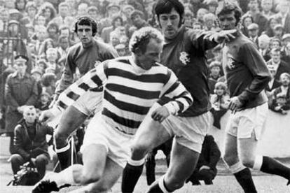 Jimmy Johnstone, en el centro, con la camiseta rayada del Celtic.
