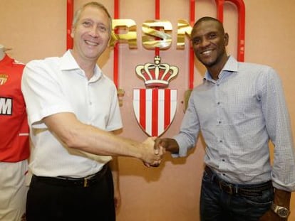 Eric Abidal (d), junto al director deportivo del Mónaco, Vadim Vasilyev.