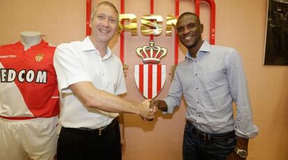 Eric Abidal (d), junto al director deportivo del Mónaco, Vadim Vasilyev.