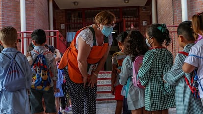 Students at Aquisgrán school in Toledo walking into their classrooms on September 9,