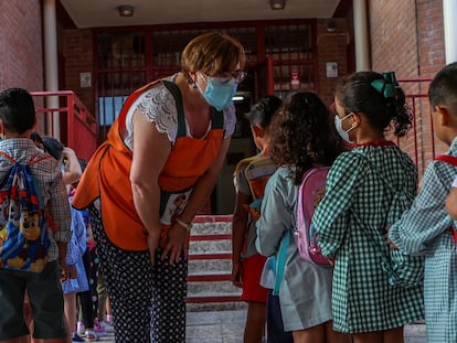 Students at Aquisgrán school in Toledo walking into their classrooms on September 9,