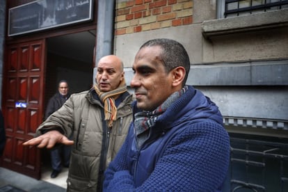 Hassan Abied (de azul), educador social en Schaerbeek, lleva 30 años yendo a la mezquita. "Nunca he oído allí mensajes de violencia. Los jóvenes que se radicalizan no lo hacen en la mezquita, lo hacen en pequeños grupos", asegura.