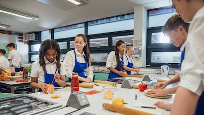 Del aula a la vida: cocinar, coser o cultivar como materias didácticas