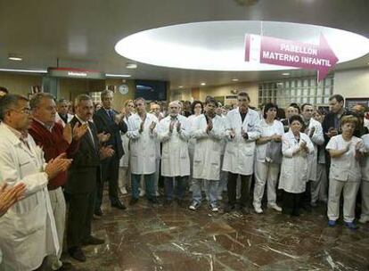 Personal del hospital Virgen de la Arrixaca (Murcia), durante el acto de condena del crimen.