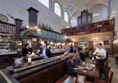 Restaurante Café Olivier, situado en una antigua iglesia.