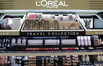 Un puesto de L'Oréal en un aeropuerto