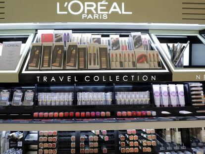 Un puesto de L'Oréal en un aeropuerto