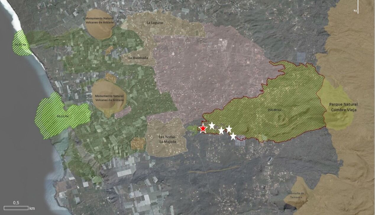 Mapa de la zona del volcán y las coladas propuestas para su máxima protección (límite rojo) y localización de los focos de emisión (estrellas). La roja señala el foco destrozado.