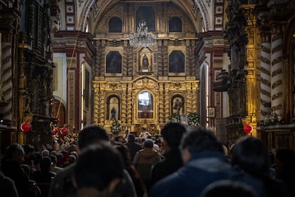 Entre las diversas peregrinaciones que salen de todos los estados, los peregrinos del Barrio de Santo Domingo, ubicado en el corazón de Puebla, recorren anualmente más de 130  kilómetros para llegar a la Basílica de Guadalupe. Los vecinos de este barrio han consolidado una familia alrededor de esta manda de fe que trasciende generaciones, pues José Roberto León 'El Meco', el más grande del barrio que ha caminado por El Paso de Cortés  por más de 40 años, acompaña a los más jóvenes que no llevan más de un año. Uno de los parajes más conocidos de las peregrinaciones es el Paso de Cortés, la brecha que existe entre los volcanes Popocatépetl e Iztaccíhuatl, más de 30 kilómetros de cerro, para cruzar de Puebla al Estado de México.