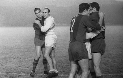 El jugador del Real Madrid, Di Stefano (2º izq), se abraza a Luis Suárez (i) del Barça, tras finalizar el partido de octavos de final de la Copa de Europa del año 1960. El encuentro disputado en el Nou Camp enfrentó al Real Madrid y Barcelona C.F, el 23 de noviembre.