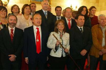 Pilar Snchez, con el bastn de mando del Ayuntamiento de Jerez. A su derecha, Pedro Pacheco.