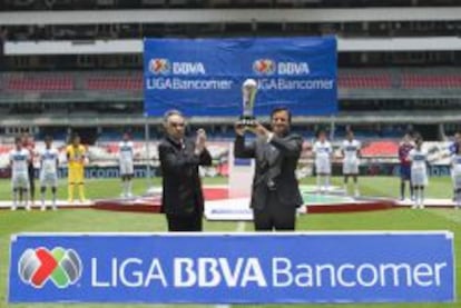 Vicente Rodero Rodero, vicepresidente y director general de BBVA Bancomer recibe de manos del Decio de Mar&iacute;a, presidente ejecutivo de la Liga MX, el trofeo de la Liga Bancomer.