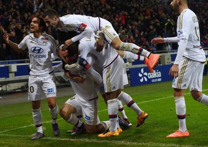 Los jugadores del Olympique celebran el gol con Darder. 