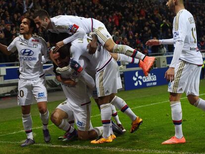 Los jugadores del Olympique celebran el gol con Darder. 