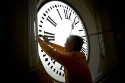 Jesús López, uno de los relojeros encargados del mantenimiento del reloj de la Puerta del Sol ya preparado para las campanadas de mañana 31 de diciembre que dan la bienvenida al 2014, aunque esta medianoche se llevará a cabo un ensayo para comprobar que funciona correctamente.