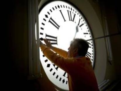 Jesús López, uno de los relojeros encargados del mantenimiento del reloj de la Puerta del Sol ya preparado para las campanadas de mañana 31 de diciembre que dan la bienvenida al 2014, aunque esta medianoche se llevará a cabo un ensayo para comprobar que funciona correctamente.