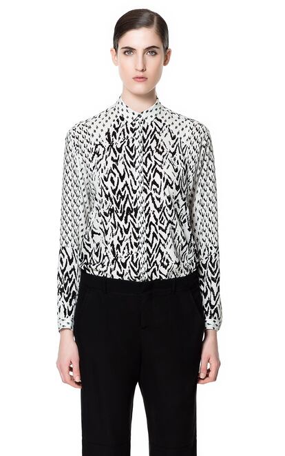 Blusa con estampado de cebra en blanco y negro, de Zara (29,95 euros).