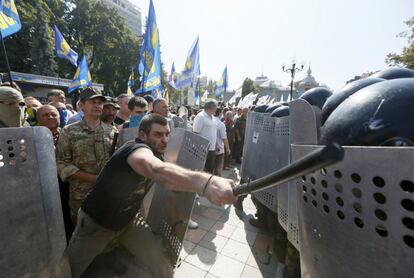 Radicales atacan a la policía en Kiev. El ataque se produjo durante los enfrentamientos entre las fuerzas de seguridad y los manifestantes que protestaban por la aprobación de una reforma constitucional para descentralizar el país. Los nacionalistas lo consideran una concesión inaceptable a los separatistas prorrusos.