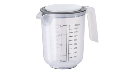 Esta jarra de medir viene con tapa incluida y es apta tanto para alimentos líquidos como sólidos.