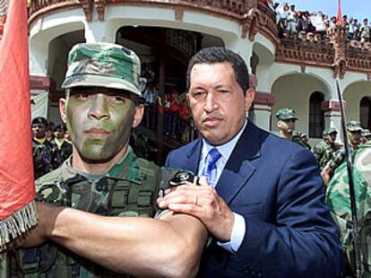 Chávez pasa revista a sus tropas durante una ceremonia que conmemora el golpe de Estado frustrado en 1992.