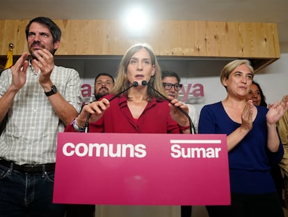 La candidata de Comuns Sumar a la presidencia de la Generalitat, Jéssica Albiach, acompañada por el ministro de Cultura, Ernst Urtasun y por la exalcaldesa de Barcelona, Ada Colau, durante su comparecencia este domingo.