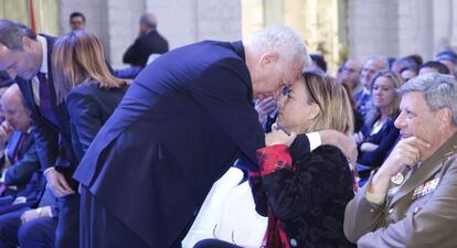 El ministro de Asuntos Exteriores, José Manuel García-Margallo, saludó cariñosamente a la alcaldesa alicantina, Sonia Castedo, que la semana pasada volvió a declarar a petición propia como imputada en el ‘caso Brugal’. Varios miembros del PP imputados en el caso, como Luis Díaz Alperi y José Joaquín Ripoll, acudieron también a la inauguración de Casa Mediterráneo.