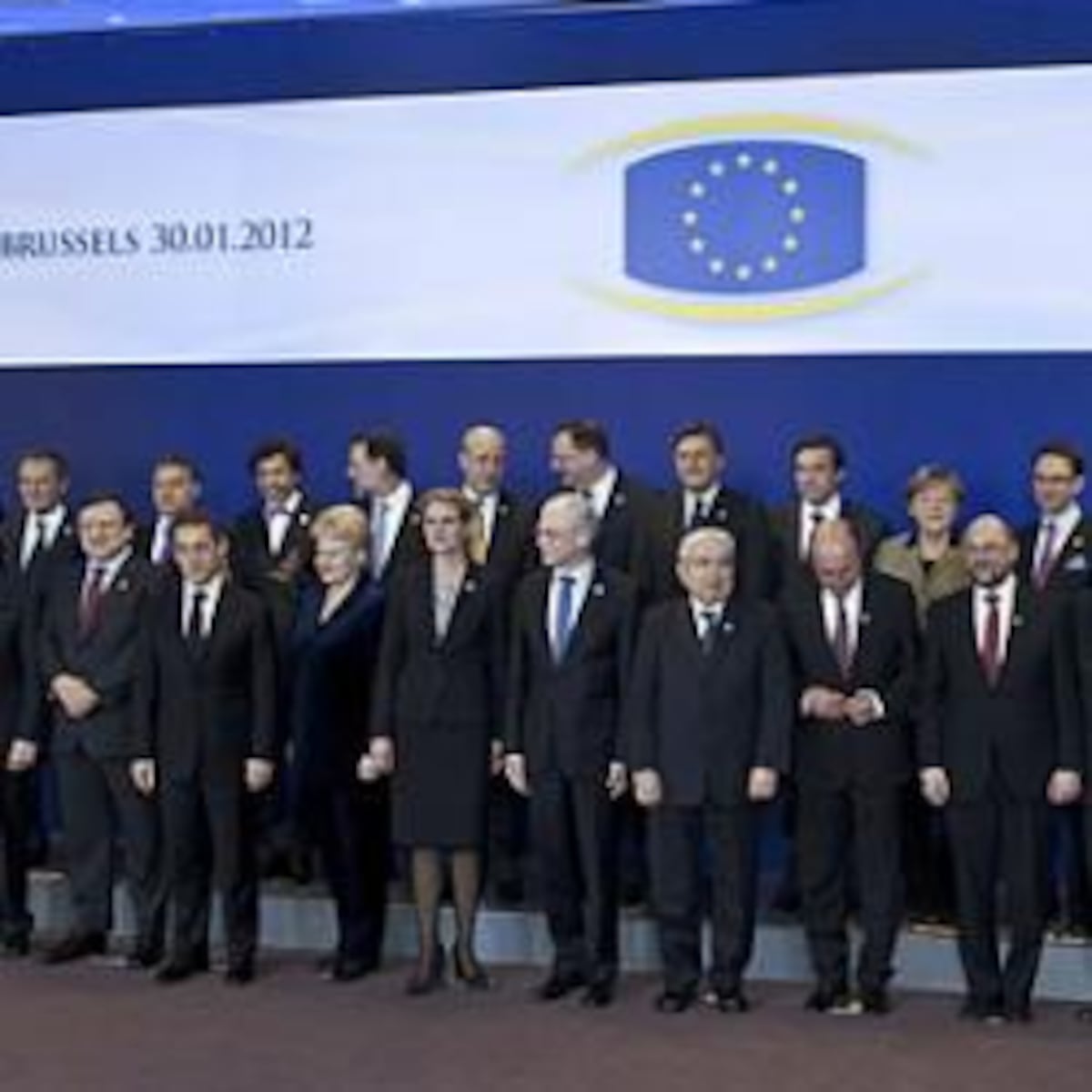 Bruselas renuncia a la austeridad como única salida de la crisis ...