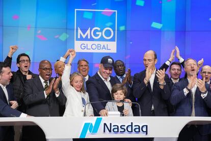 Maximiliano Ojeda, fundador de MGO, aprieta el timbre de inicio de sesión en el Nasdaq el pasado martes.