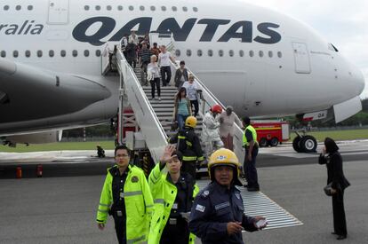 Los pasajeros del vuelo de Qantas bajan de la A-380.