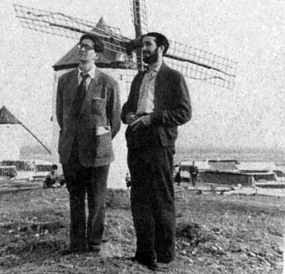 Ignacio Aldecoa y Rafael Sánchez Ferlosio posando ante un molino, por tierras de La Mancha en 1954.