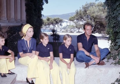 Los Reyes, las infantas y el príncipe Felipe en el Palacio de Marivent durante el verano de 1975.