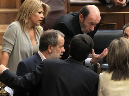 Rubalcaba, Zapatero y otros diputados en el pleno que aprobó la reforma, el 9 de septiembre de 2011.