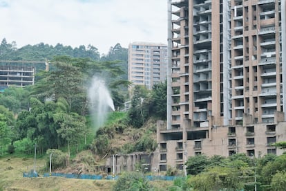 El equipo de Bomberos de Medellín trabajó previamente preparando la implosión del edificio y se hizo desalojo de vecinos de la zona.