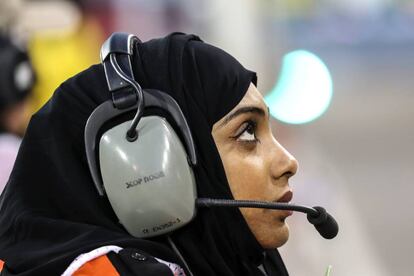 Desde boxes siguiendo la carrera durante el Gran Premio de Fórmula 1 en el circuito de Yas Marina en Abu Dhabi, Emiratos Árabes Unidos