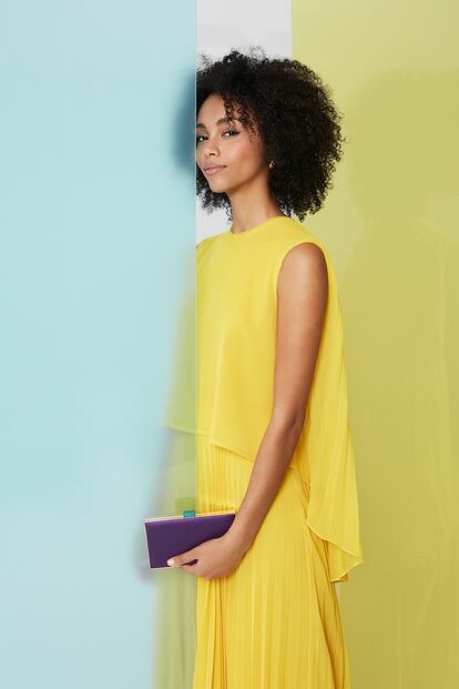 Contraste de neón. Los colores flúor han sido la tendencia inesperada de la temporada, y parece que revalidan su hegemonía este año en formato total look o mediante complementos vibrantes. Porque los tonos neón son un soplo de aire fresco, sientan genial e invitan a jugar. Es hora de sumarnos al colorblock y conjugarlos sin miedo. El bolso Varnish se rige por el minimalismo, pero no por la discreción. Esta cajita metálica de líneas puras y acabado en oro, adquiere otros tintes gracias a su raso en color morado. Combínalo con un vestido de seda amarillo y el resultado será una auténtica fiesta a todo color. Perfecto para un cóctel en el jardín.