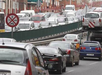 Decenas de vehículos atrapados en un atasco en la Avenida Sabino Arana, el principal acceso a Bilbao.