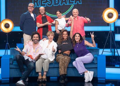 Los cómicos de la nueva versión de 'Me resbala', junto a la presentadora Lara Álvarez (en la fila inferior, segunda por la derecha).