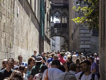 Riuada de turistes pel casc antic de Barcelona.