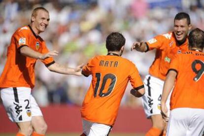 Mata celebra su gol ante el Hércules rodeado por Mathieu, David Navarro y Soldado.