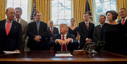 Donald Trump y Wilbur Ross en la firma de un decreto comercial