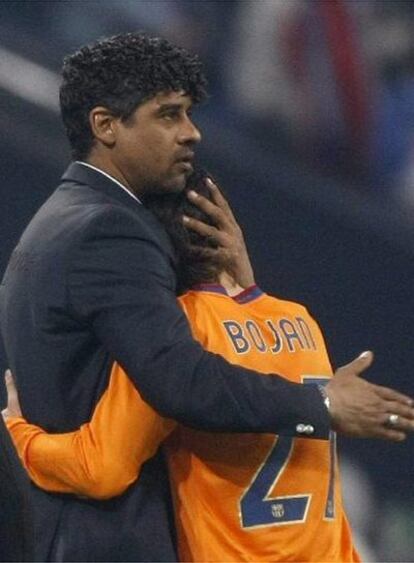 Frank Rijkaard abraza a Bojan en el partido ante el Shalke 04