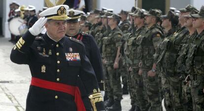 El general de división Juan Antonio Chicharro, en la despedida en San Fernando (Cádiz) de una expedición a Bosnia-Herzegovina, en 2009.