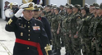 El general de divisi&oacute;n Juan Antonio Chicharro, en la despedida en San Fernando (C&aacute;diz) de una expedici&oacute;n a Bosnia-Herzegovina, en 2009. 